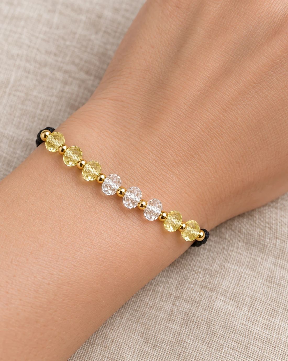 Pulsera de cristal amarillo, puesta en la muñeca