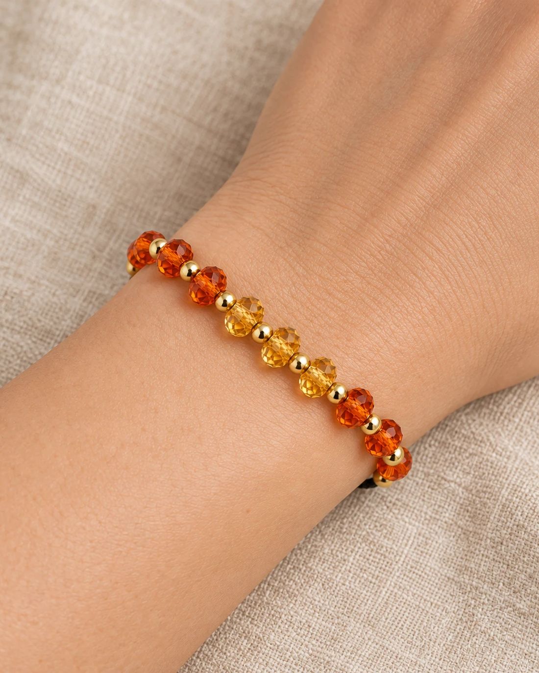Pulsera de cristal ámbar, puesta en la muñeca