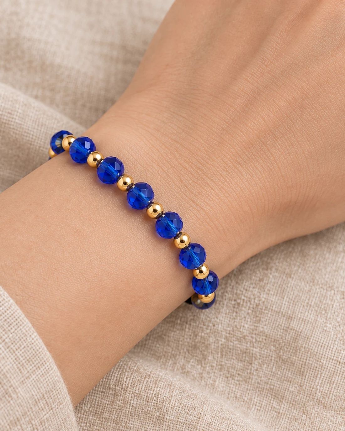 Pulsera de cristal azul cobalto, puesta en la muñeca