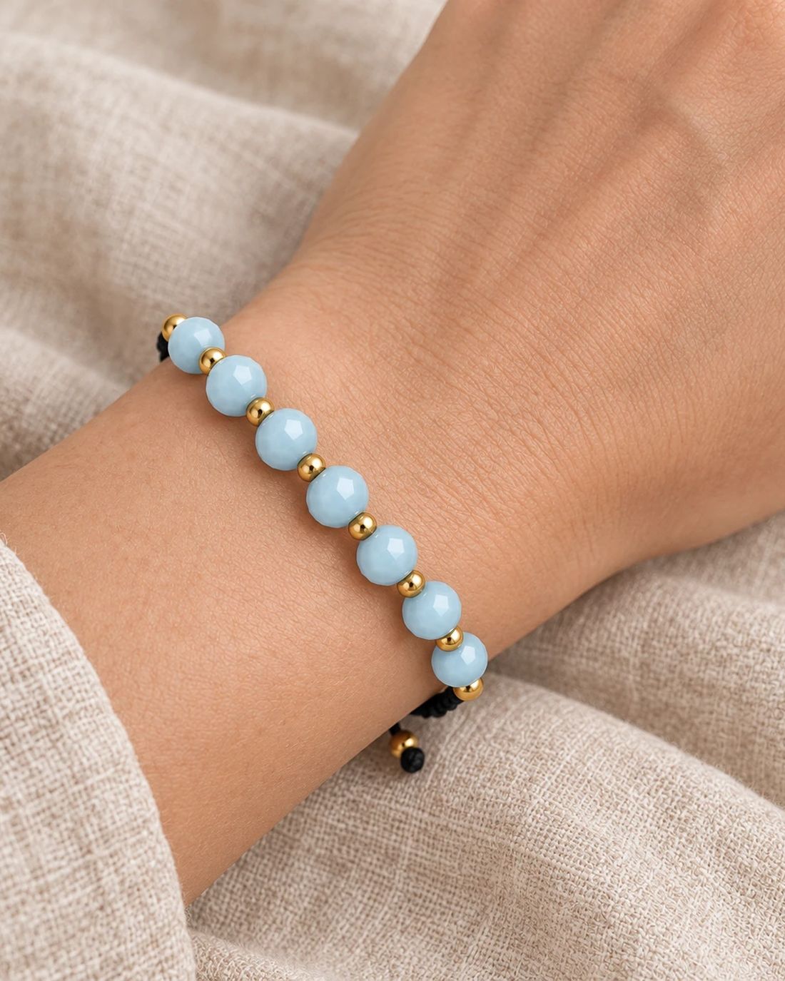 Pulsera de cristal azul hielo, puesta en la muñeca