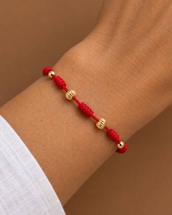 Pulsera 7 nudos roja mixta, puesta