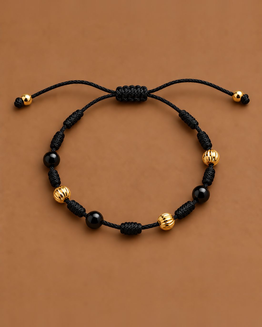 Pulsera 7 nudos negra con ónix y oro