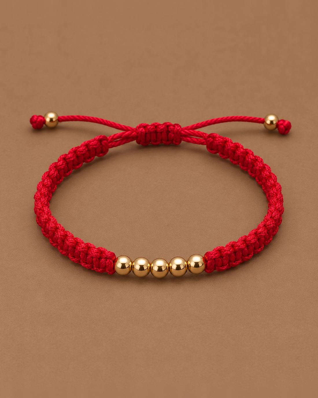 Pulsera tejida roja con cinco balines de oro, foto 1 de 2