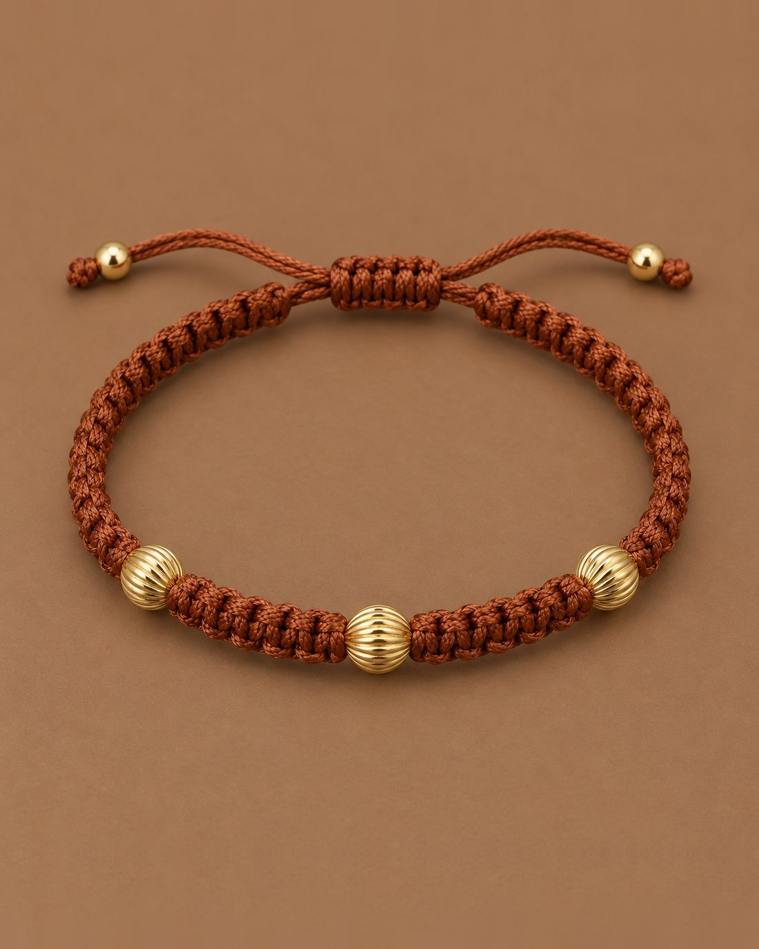 Pulsera tejida café con oro corrugado, foto 1 de 2