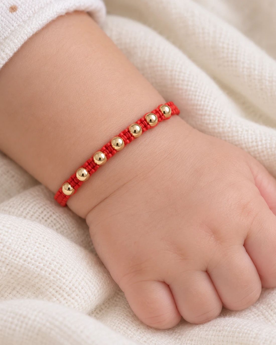 Pulsera de balines de oro 14k, cordón rojo, puesta en la muñeca