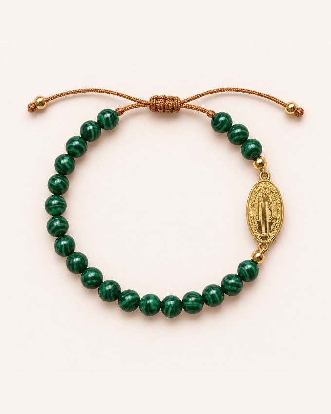 Pulsera de malaquita con medalla ovalada