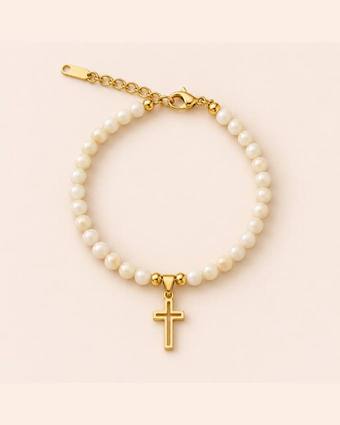 Pulsera de perlas con cruz dorada