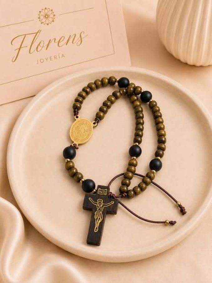 Pulsera rosario San Benito, cuentas de madera