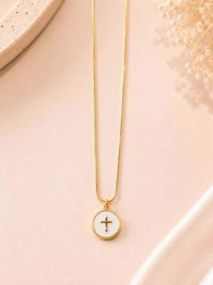 Cadena medalla de nácar con cruz, laminado oro 18k