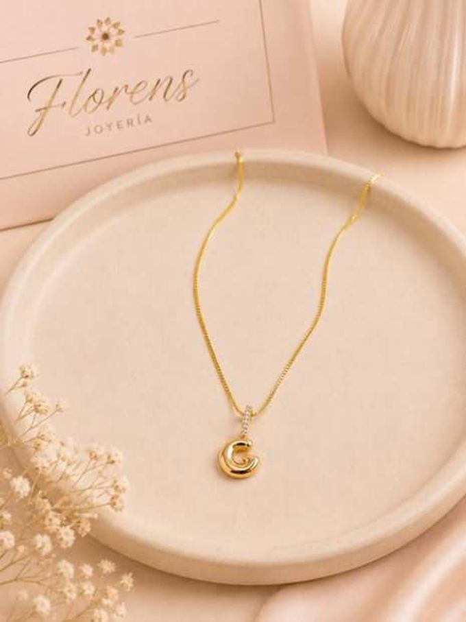 Cadena con inicial, laminado oro 18k