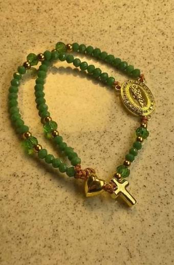 Pulsera rosario con dije de corazón