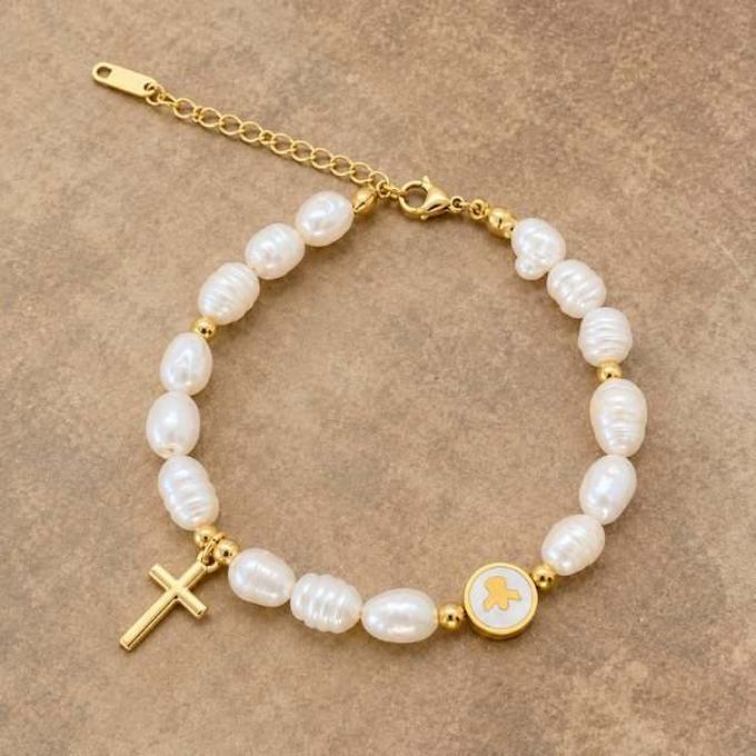 Pulsera de perlas de río y cruz