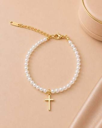 Pulsera de perlas y cruz