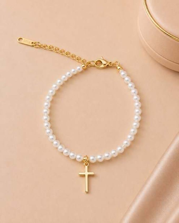 Pulsera de perlas y cruz