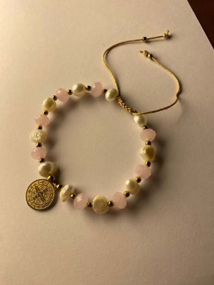 Pulsera de perlas San Benito rosa
