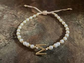 Pulsera de perlas e inicial
