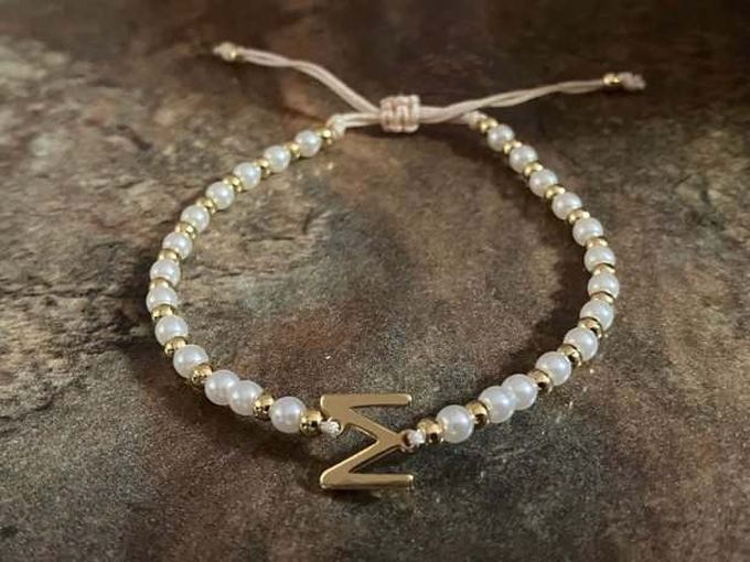 Pulsera de perlas e inicial
