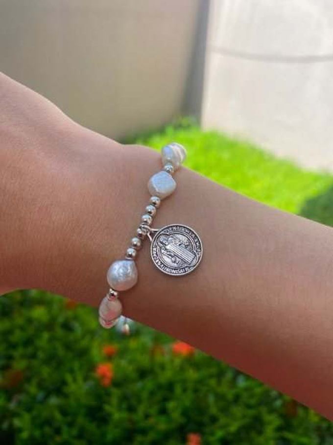 Pulsera de perlas San Benito con hematitas plateadas