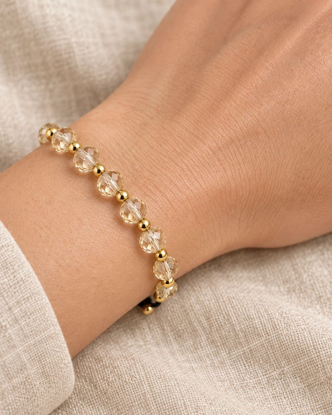 Pulsera de cristal champán, puesta en la muñeca