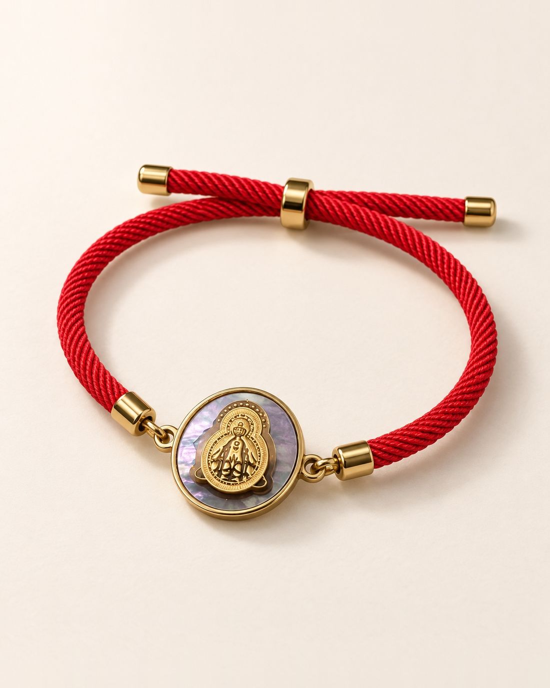 Pulsera de cordón rojo con medalla de nácar, foto 2 de 2