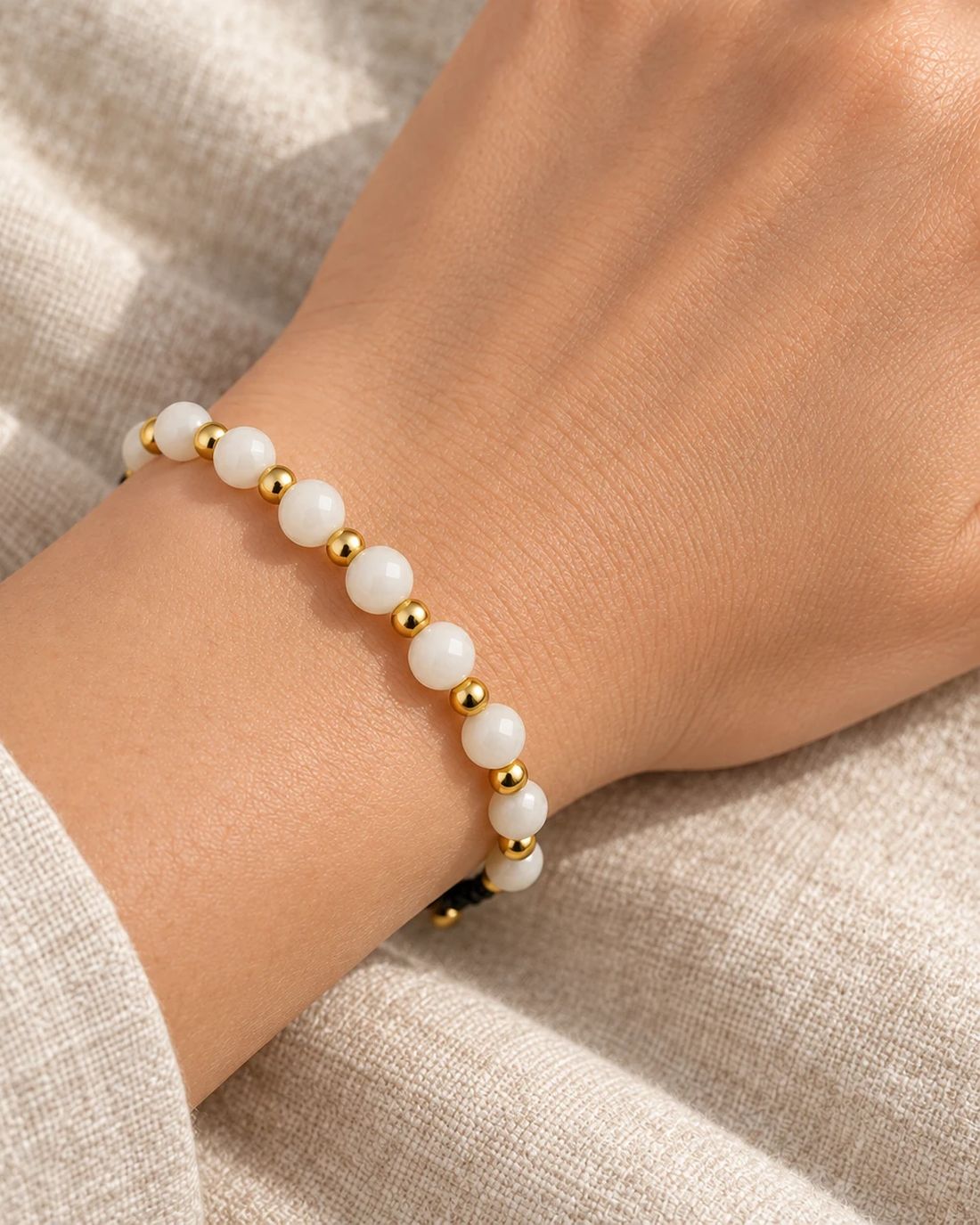 Pulsera de cristal blanco, puesta en la muñeca
