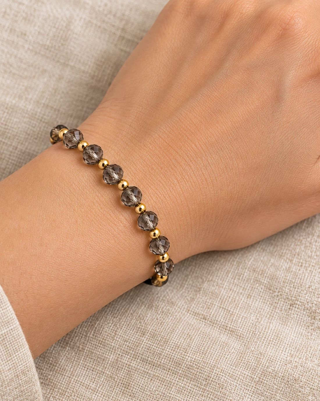 Pulsera de cristal gris humo, puesta en la muñeca