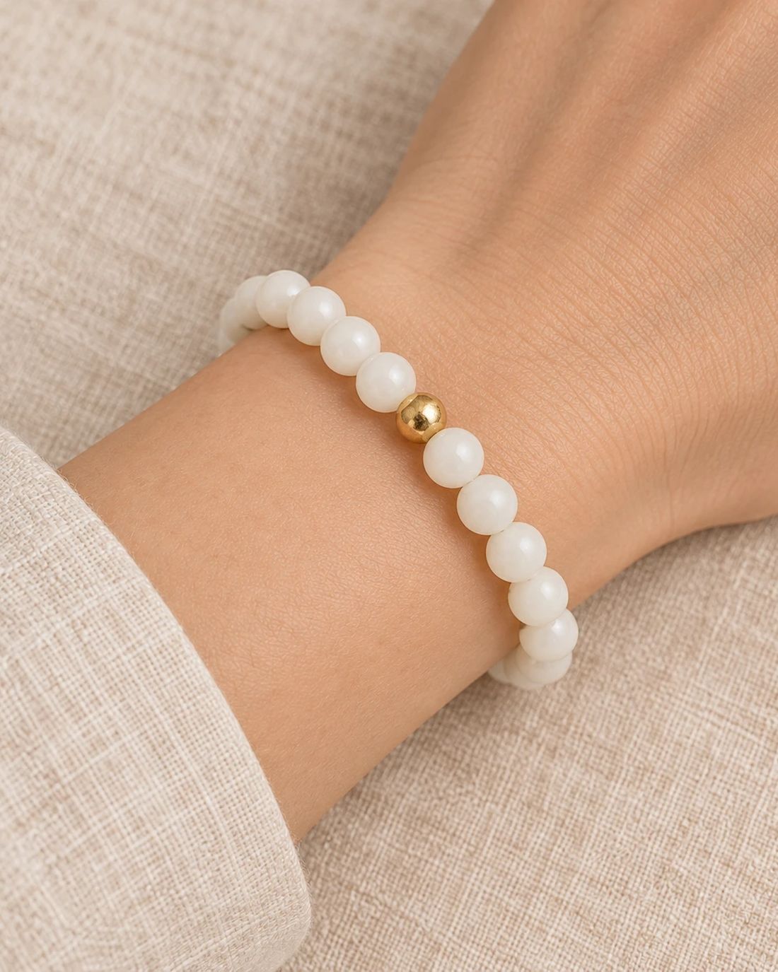 Pulsera de piedras jade con balín de oro 14k, puesta en la muñeca