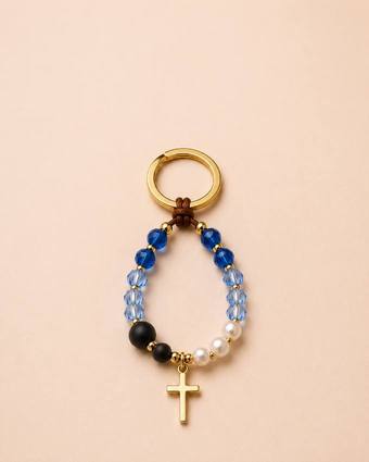 Llavero de cristales azules y perlas