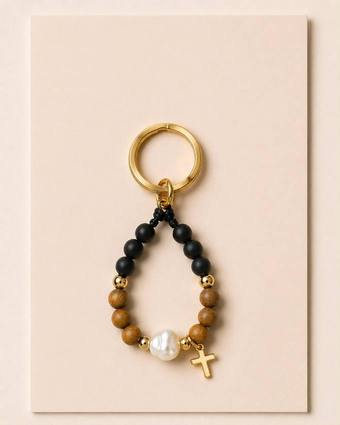 Llavero de perla, madera y oro