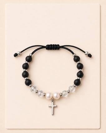 Pulsera de perlas, cristales y cruz
