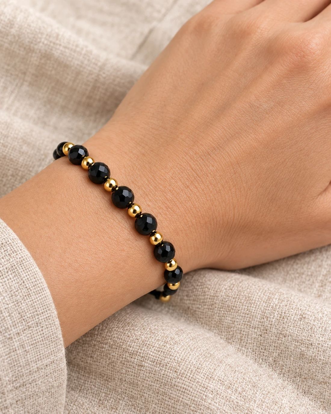 Pulsera de ónix negro, puesta en la muñeca