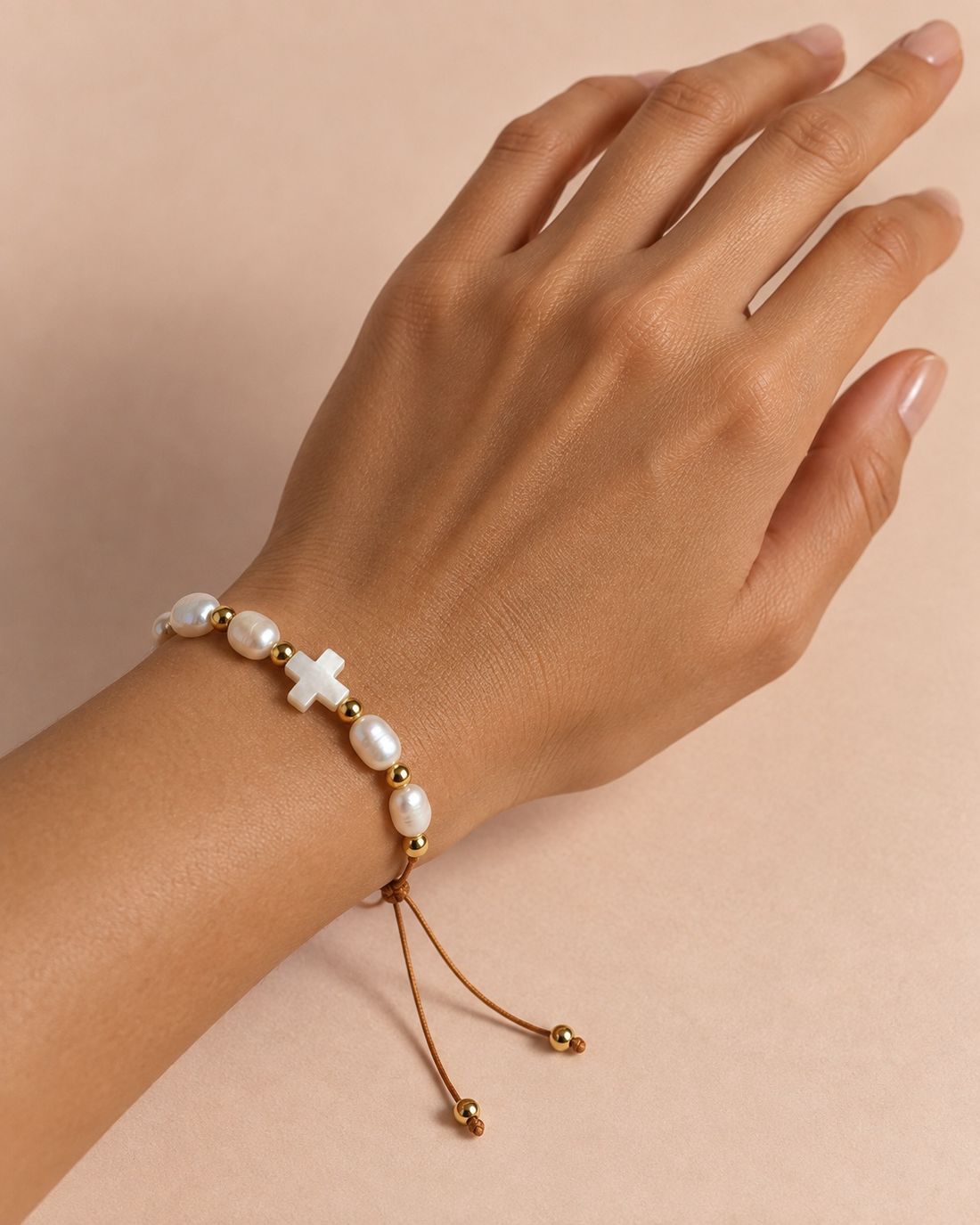 Pulsera Perla de Fe, puesta en la muñeca