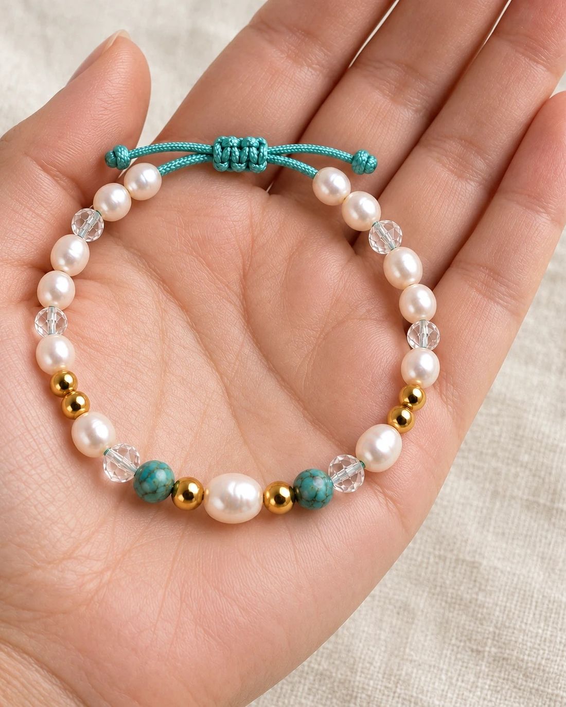 Pulsera Perla Turquesa, puesta en la muñeca