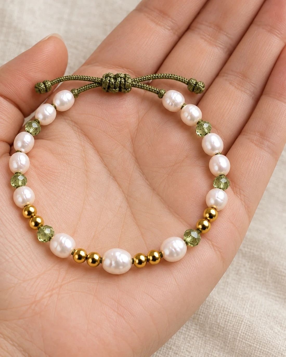 Pulsera Perla Verde Oliva, puesta en la muñeca