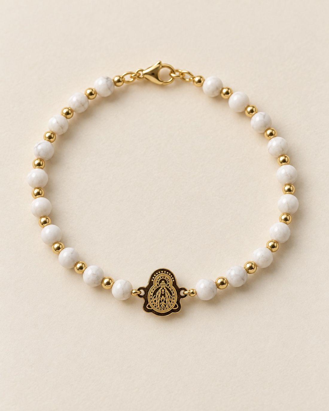 Pulsera de perla blanca con medalla de Suyapa