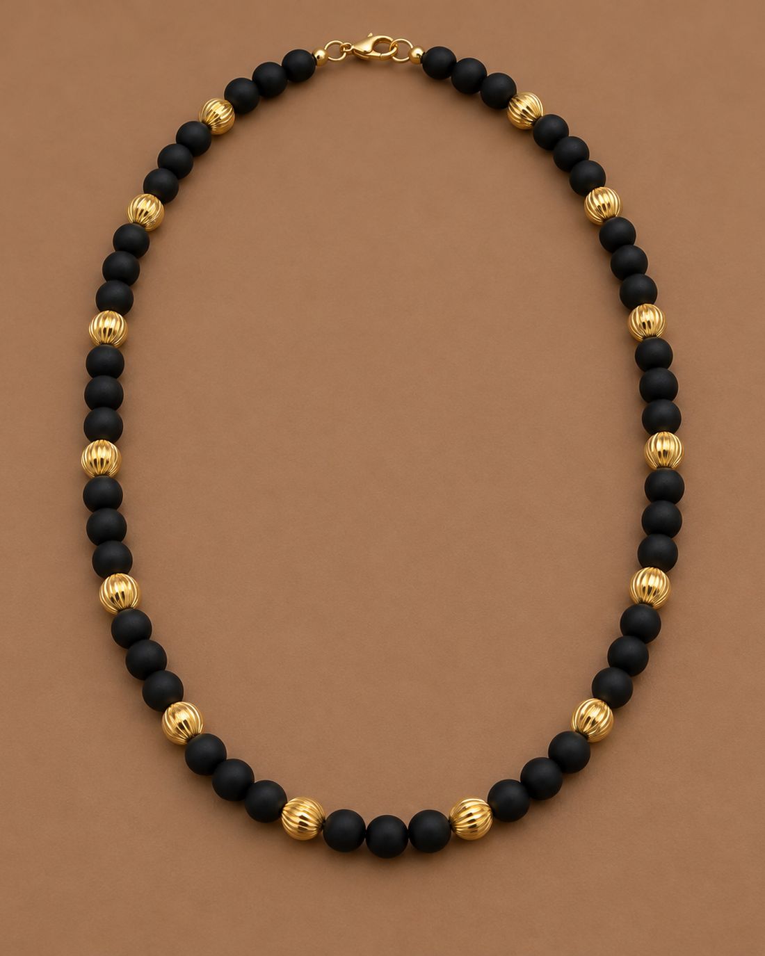 Collar de ónix mate y oro corrugado, foto 1 de 3
