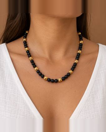 Collar de ónix mate y oro corrugado, puesta
