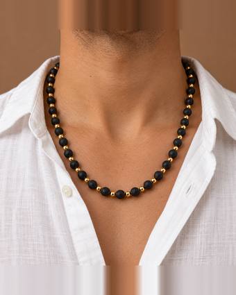 Collar de piedra volcánica y oro, puesta