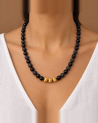 Collar de ónix y volcánica, puesta