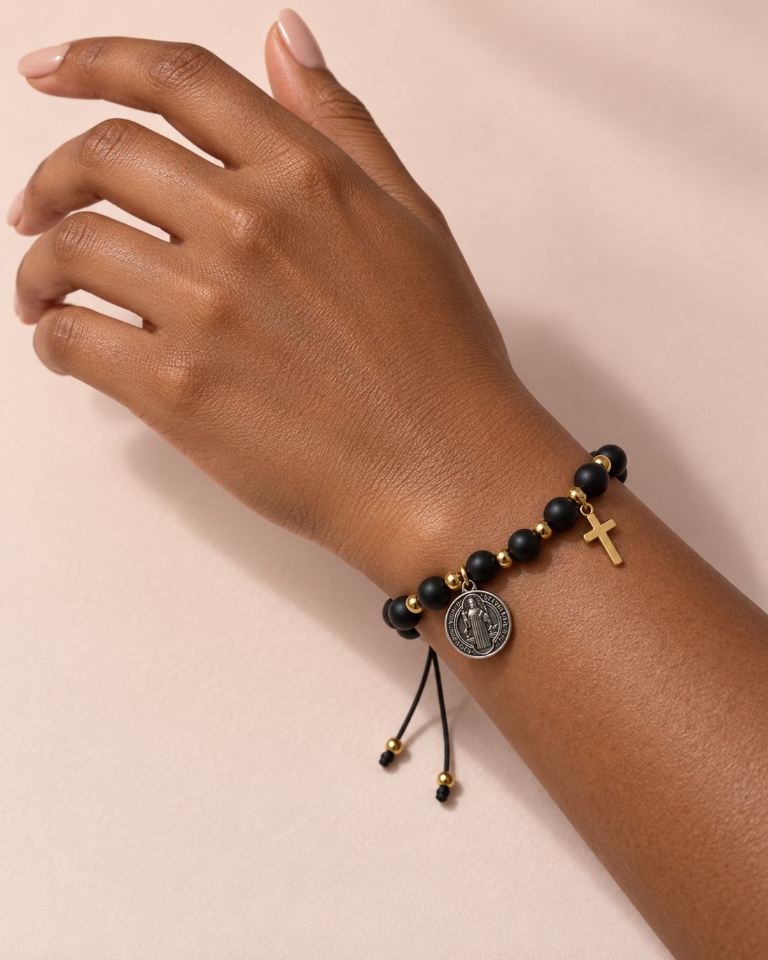 Pulsera San Benito negra, puesta en la muñeca