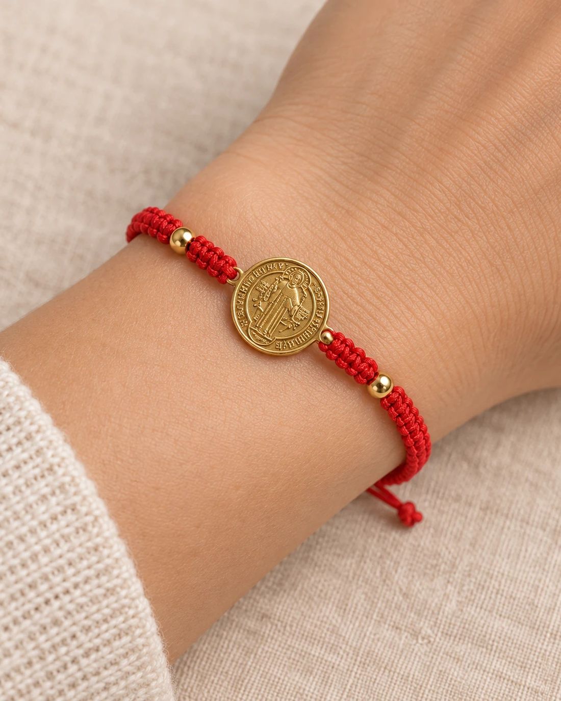 Pulsera San Benito macramé rojo, puesta en la muñeca