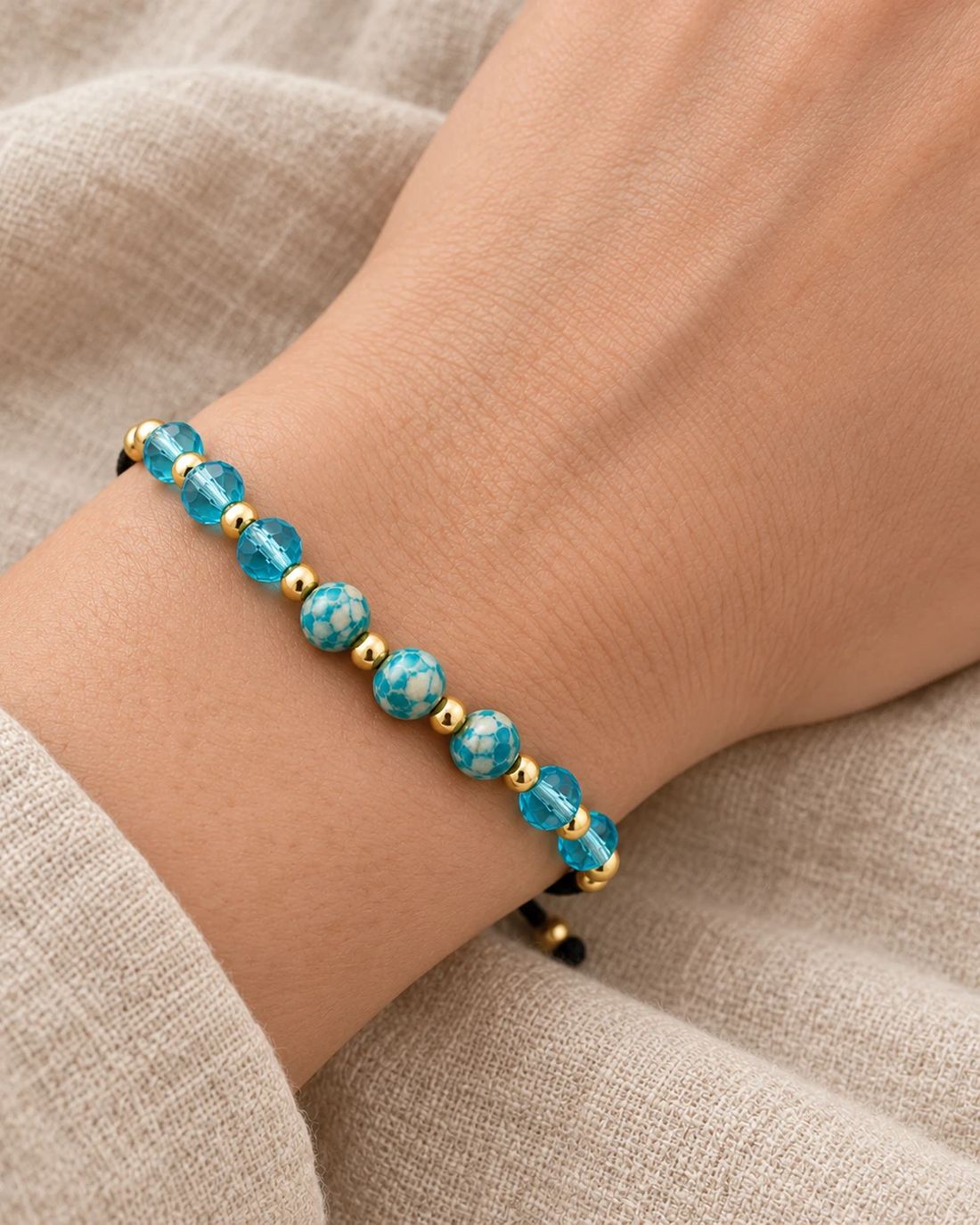 Pulsera de cristal turquesa, puesta en la muñeca