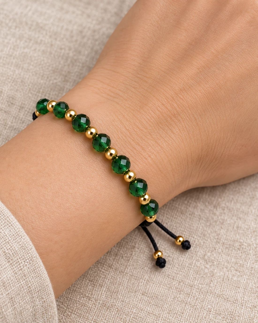Pulsera de cristal verde bosque, puesta en la muñeca