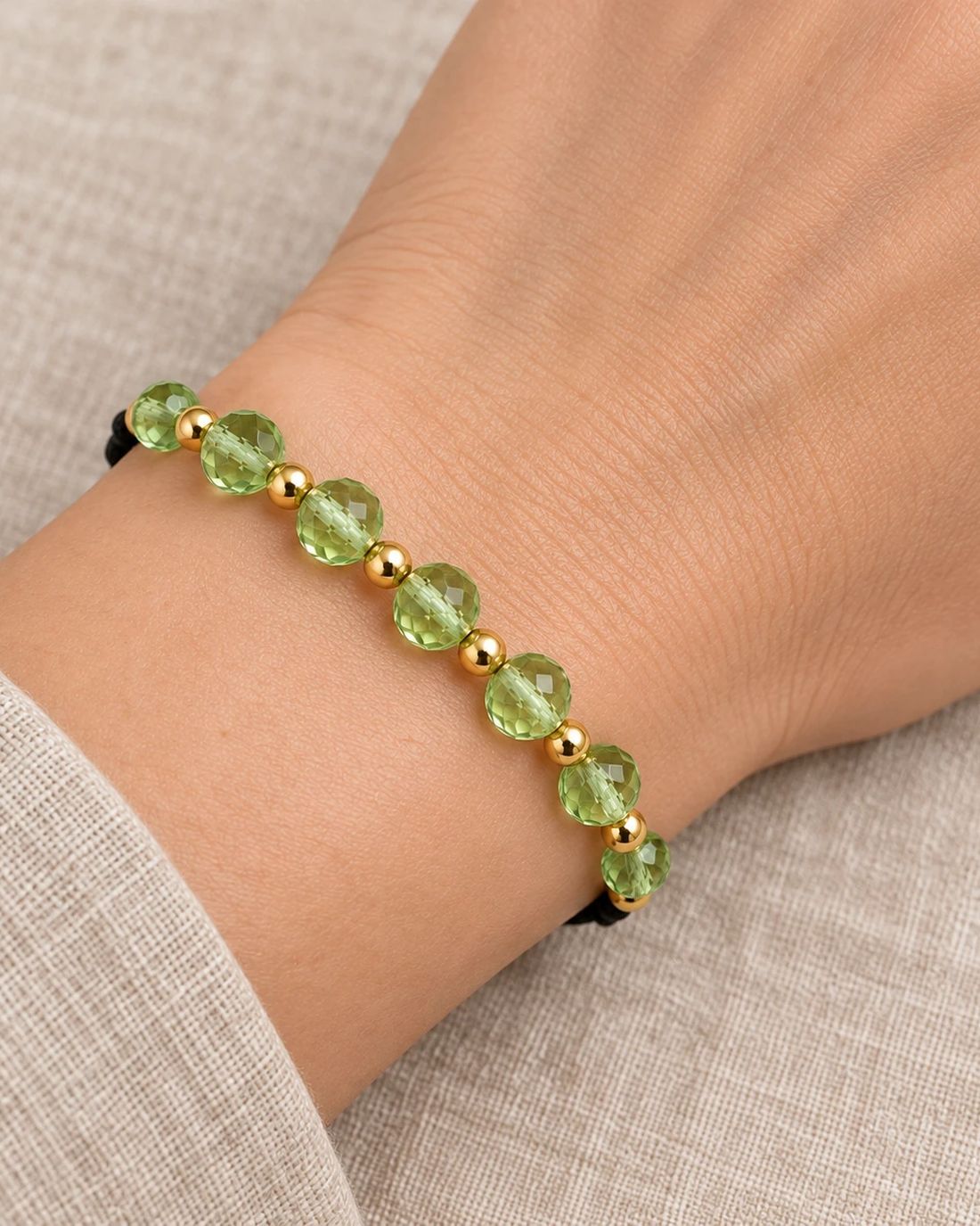 Pulsera de cristal verde claro, puesta en la muñeca
